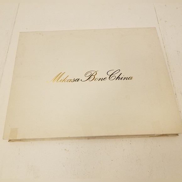 Mikasa Bone China Poinsettia Cake Platter & Serveware 11" - Picture 12 of 12